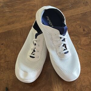 OluKai Men's Moku Pae white boat shoes. Sz US M 10